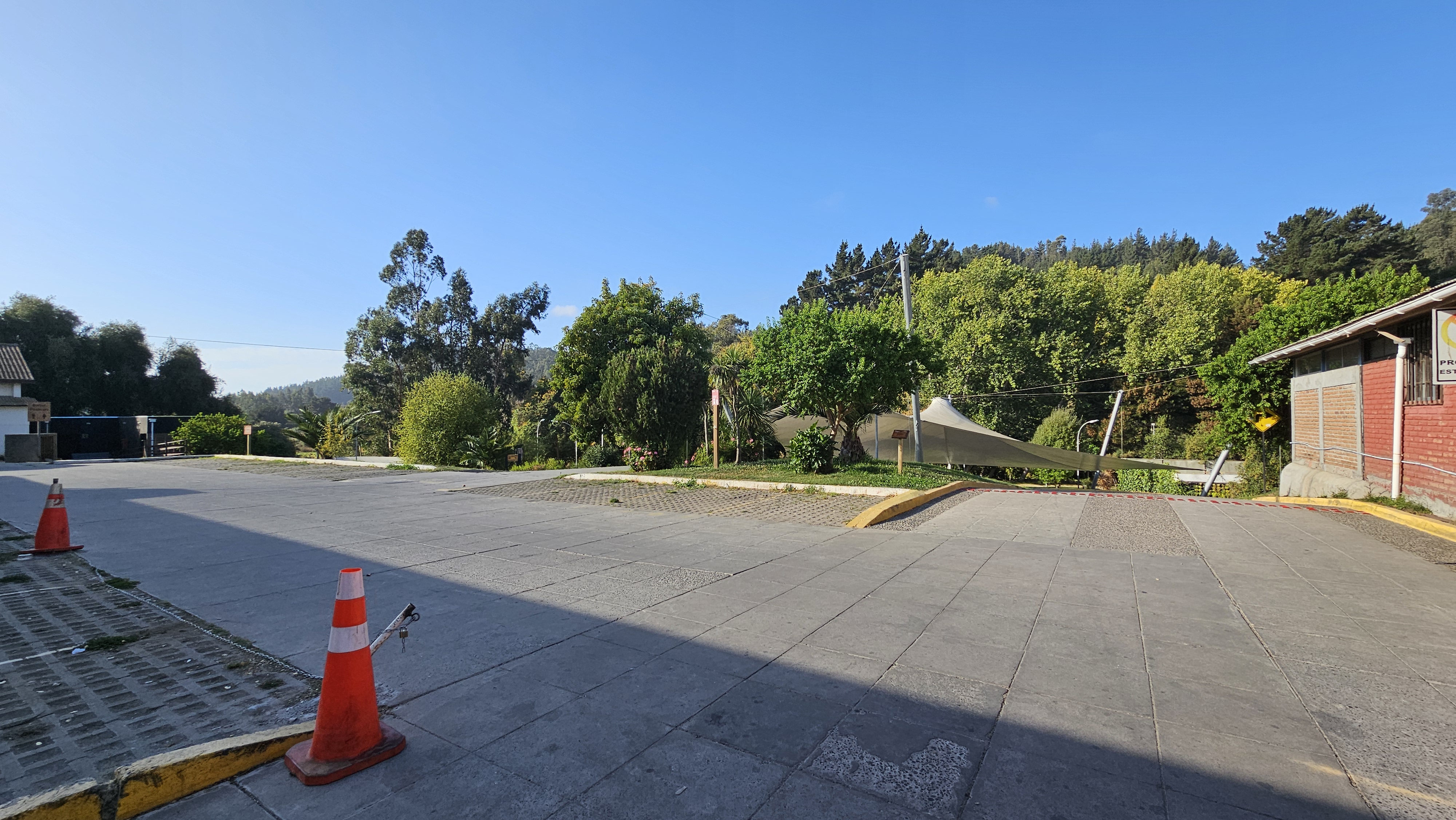 Fotografía de la entrada, es pavimentada y plana